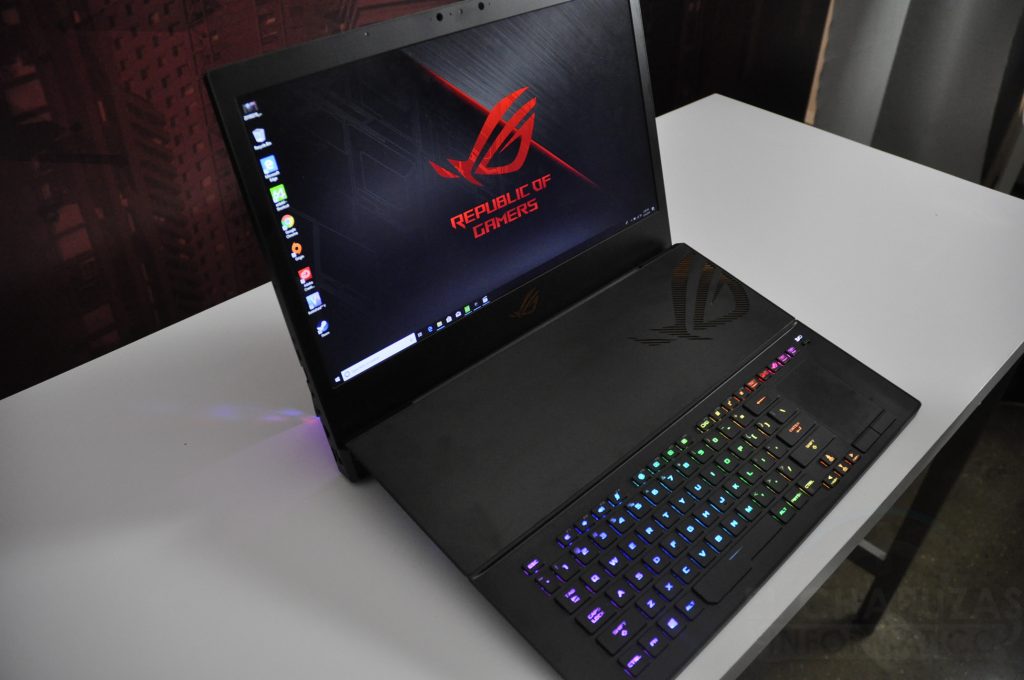 Aqui vemos a la Asus ROG Mothership en el modo "portatil"